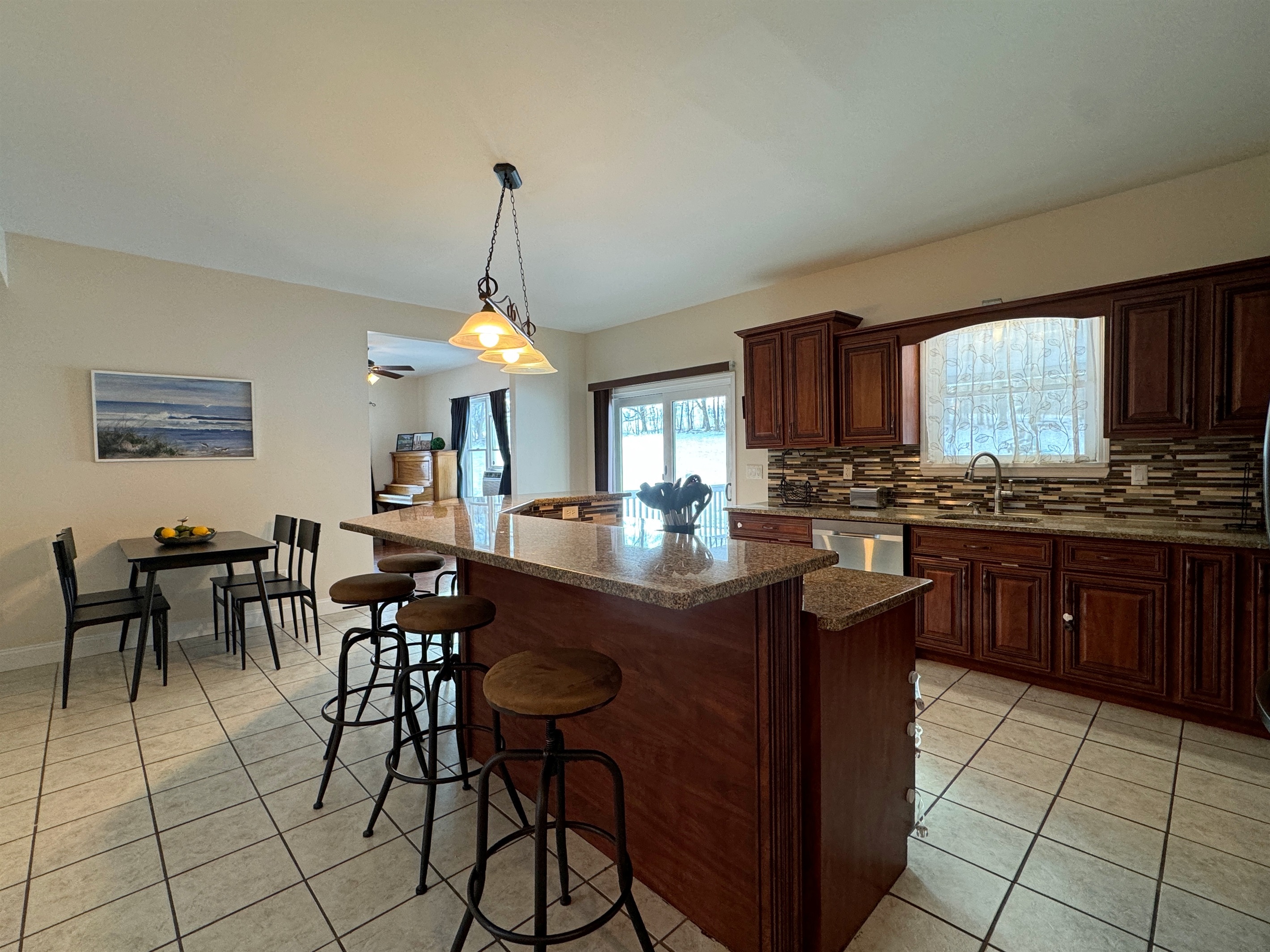 Eat-in kitchen with breakfast bar