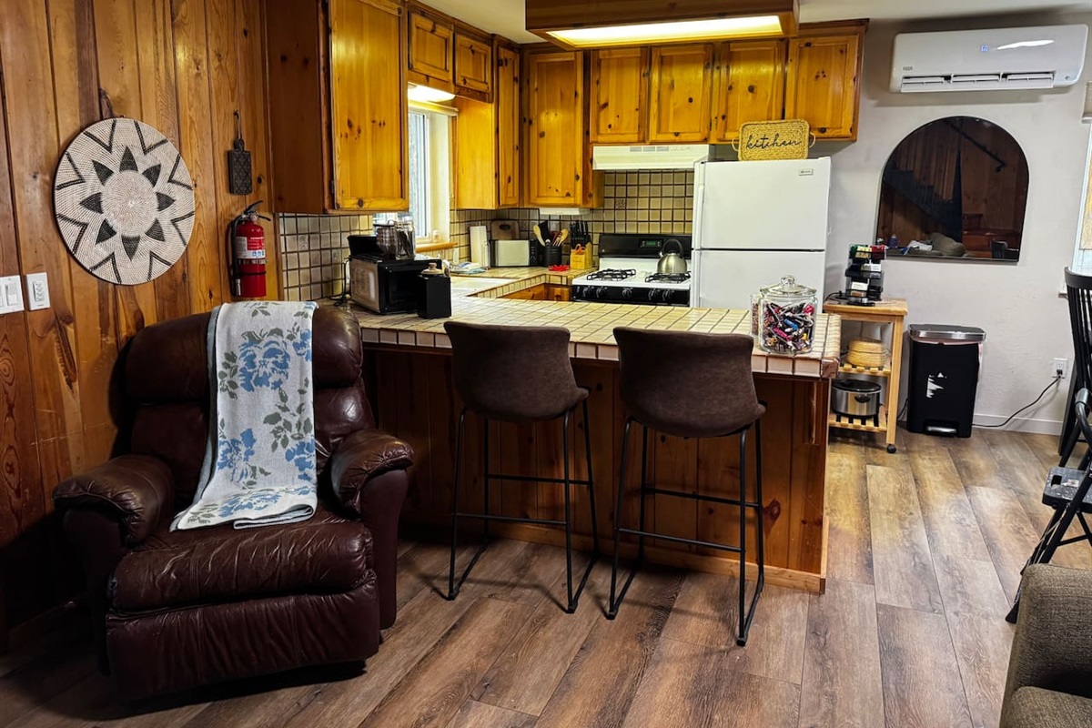 Friends and family can enjoy breakfast at the counter peninsula, or help prep while seated at the bar stools. The cooks will be able to watch the game and enjoy time with everyone while cooking in this open floor plan kitchen. 