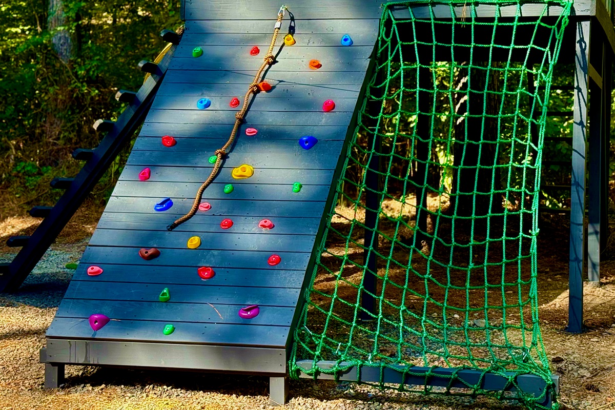 8 feet climbing wall and net