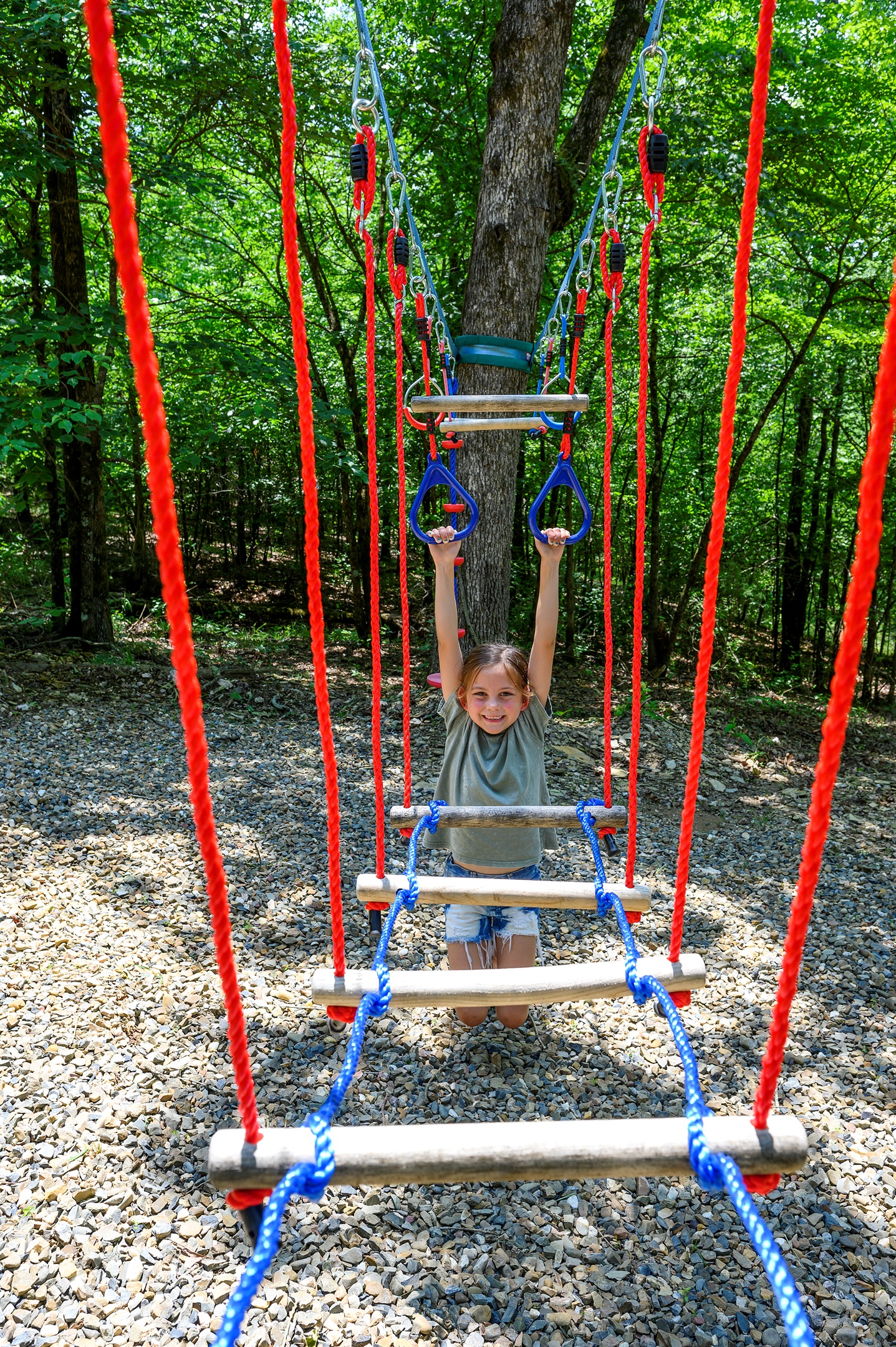 TREE-TO-TREE FUN 🧗‍♀️ A playful rope-and-rung challenge that keeps little ones smiling while you relax nearby.