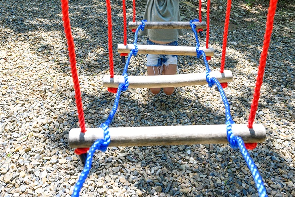 TREE-TO-TREE FUN 🧗‍♀️ A playful rope-and-rung challenge that keeps little ones smiling while you relax nearby.