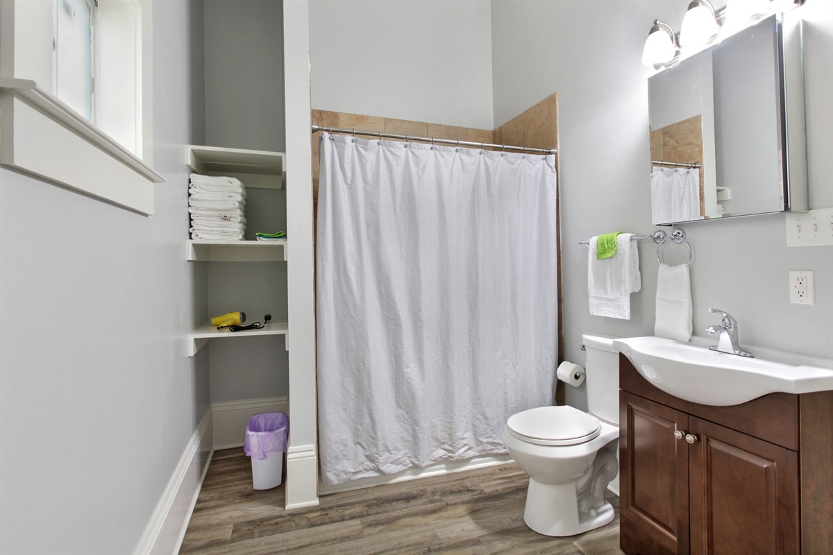 Full bathroom off bedroom 5.