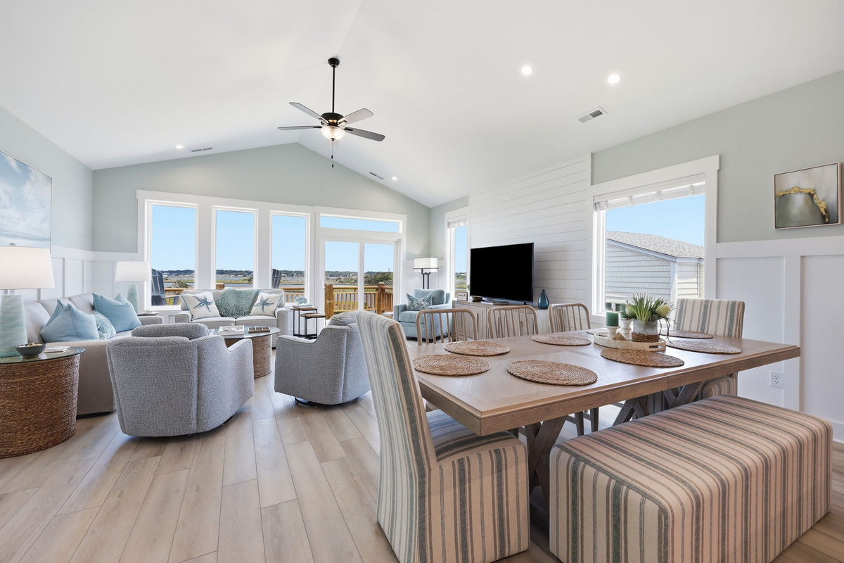 Share breakfast, dinner, and unforgettable conversations around the dining table with room for the whole group