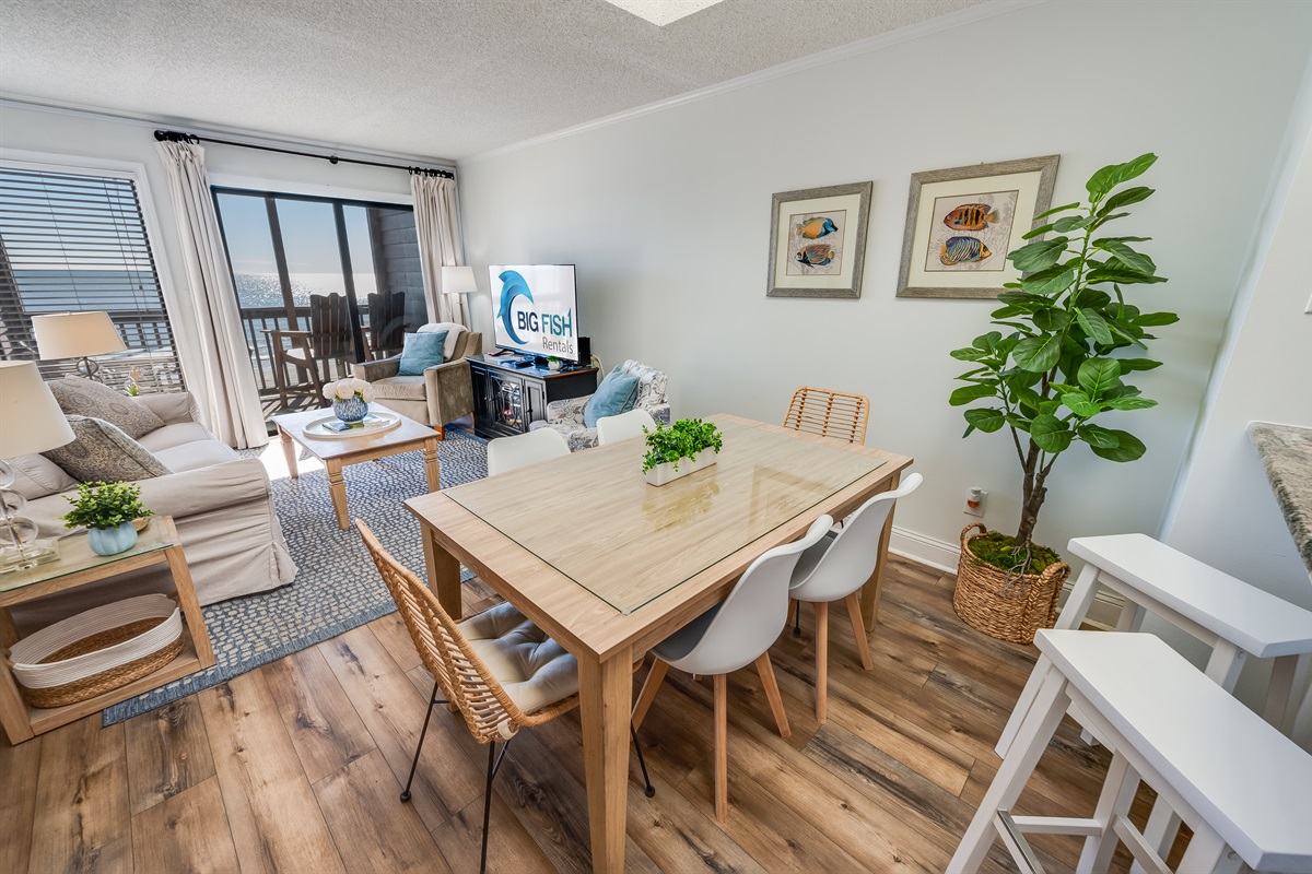 Living Room with Stunning Views🌊☀️