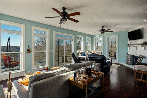 Spacious livingroom with stunning views