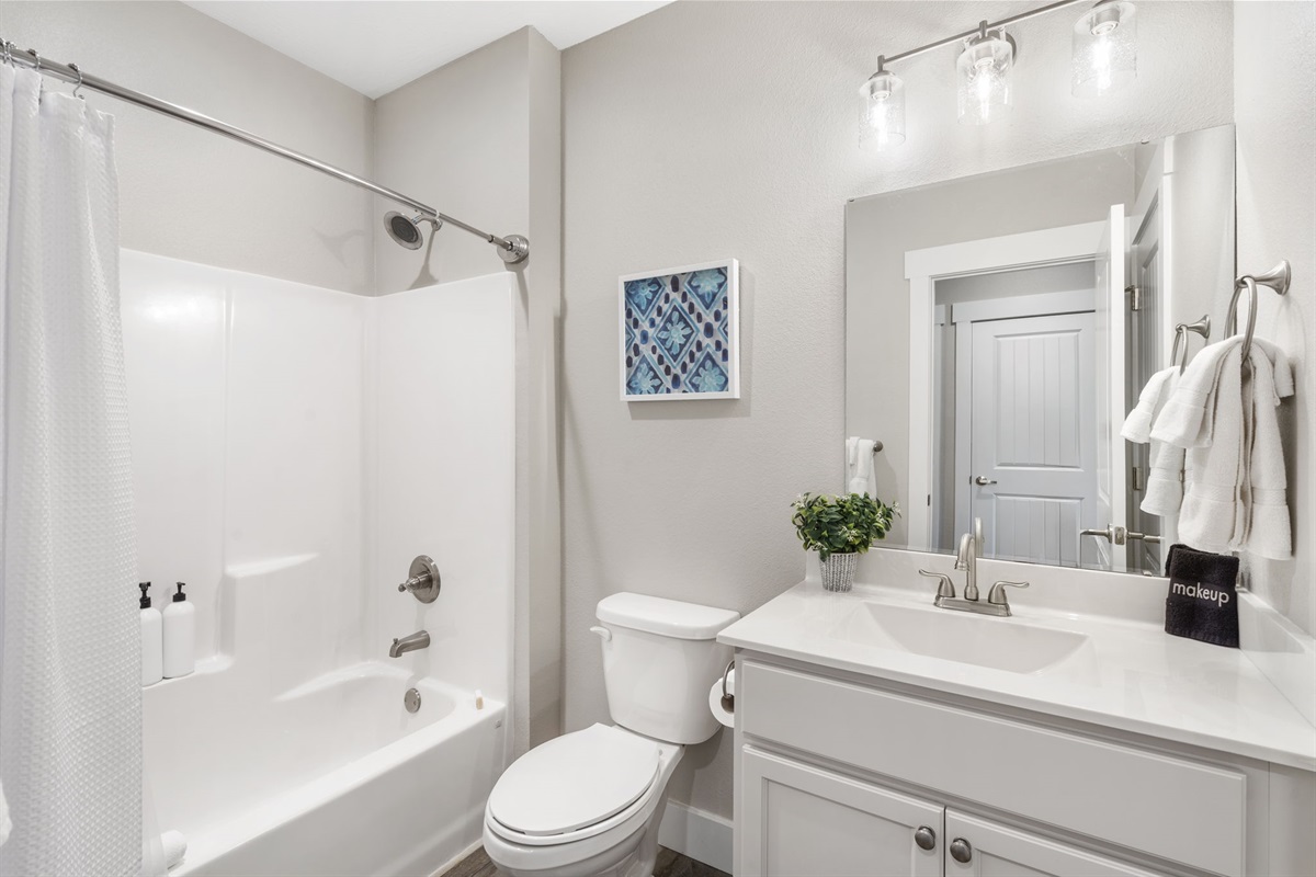 Lower level bedroom #1 ensuite bath