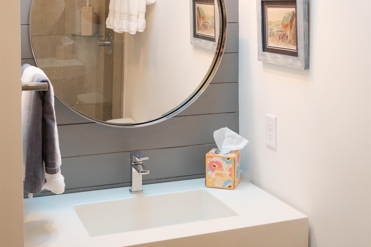 Hallway bath w/ shower