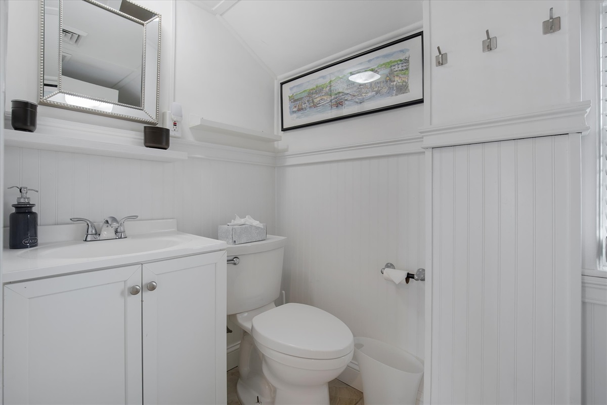 Suite B - Full Bath