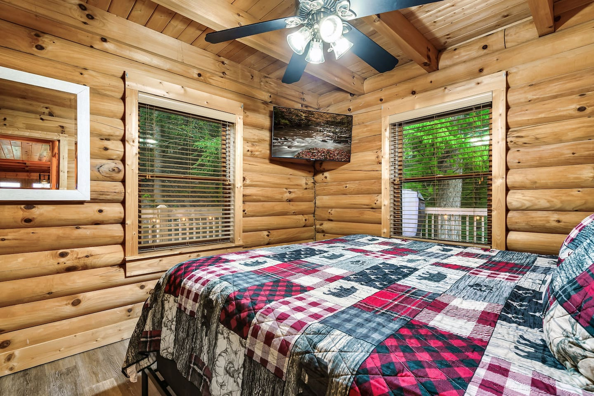 2nd bedroom - king bed - main floor