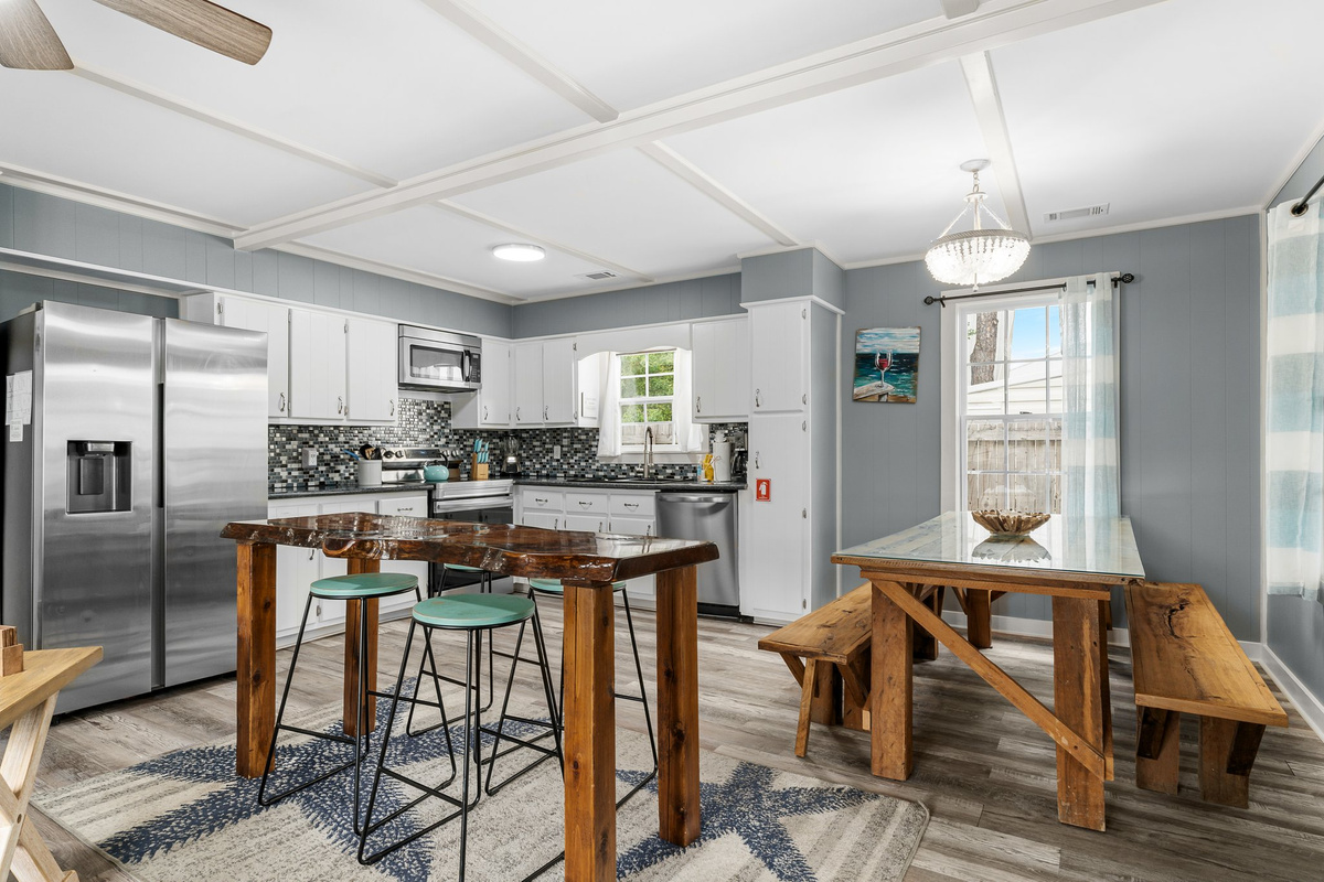 Kitchen suite, bar counter, appliances