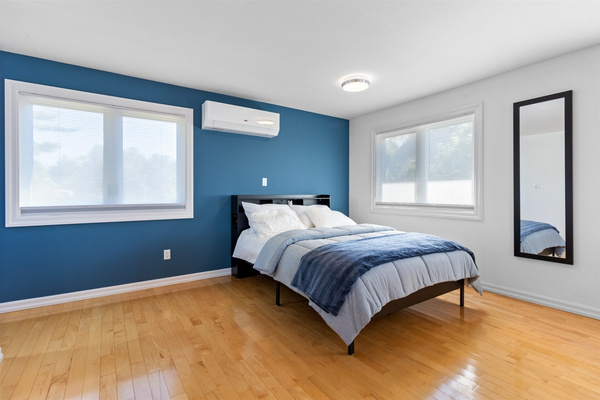 bedroom area - Queen bed with pull out night stands and