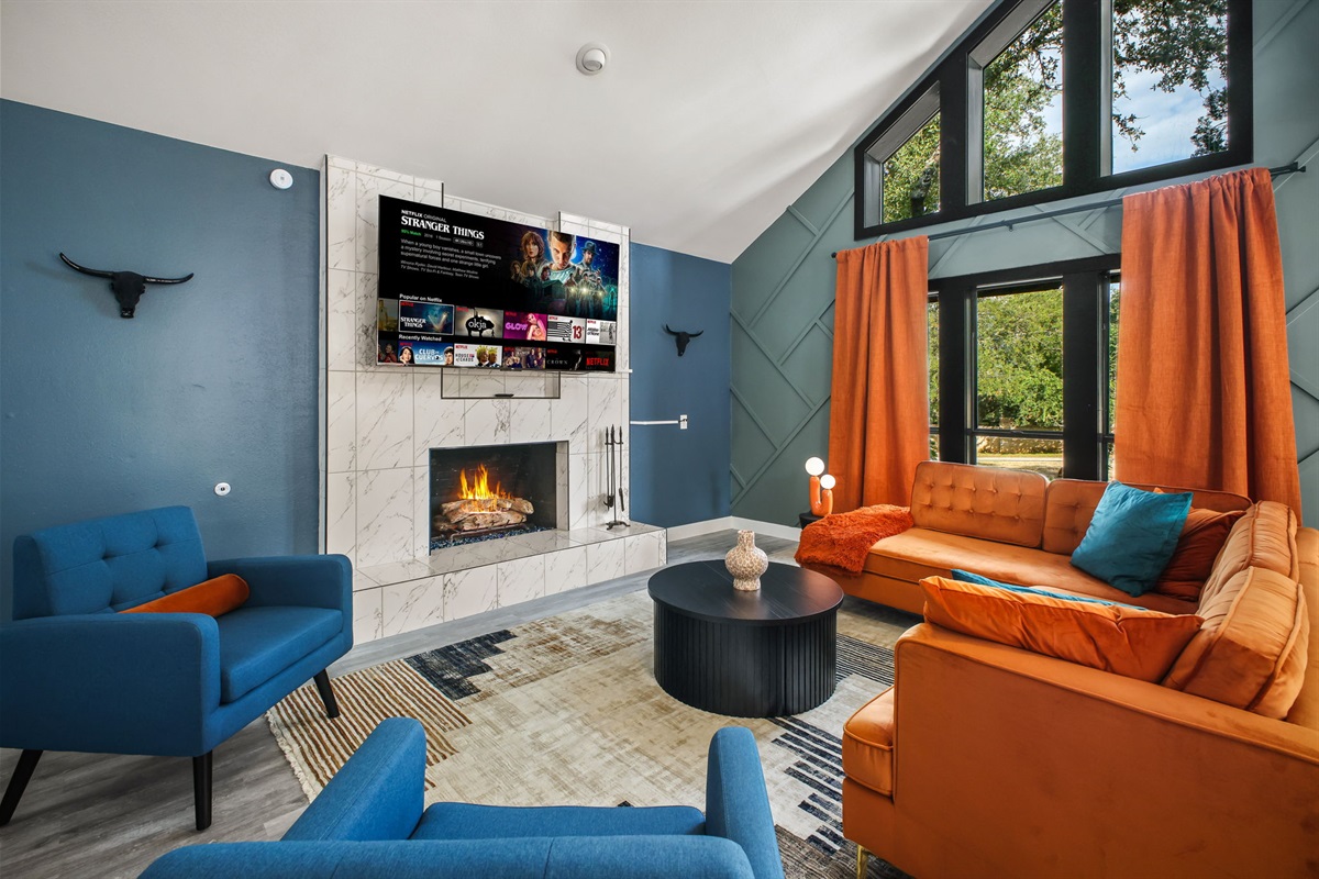 Welcome to the Comfy Coyote, a modern Southwest getaway. Our vibrant living room features soaring ceilings, a Smart TV mounted above an elegant marble fireplace (decorative only).   *For a real fire, gather around the cozy outdoor fire pit!