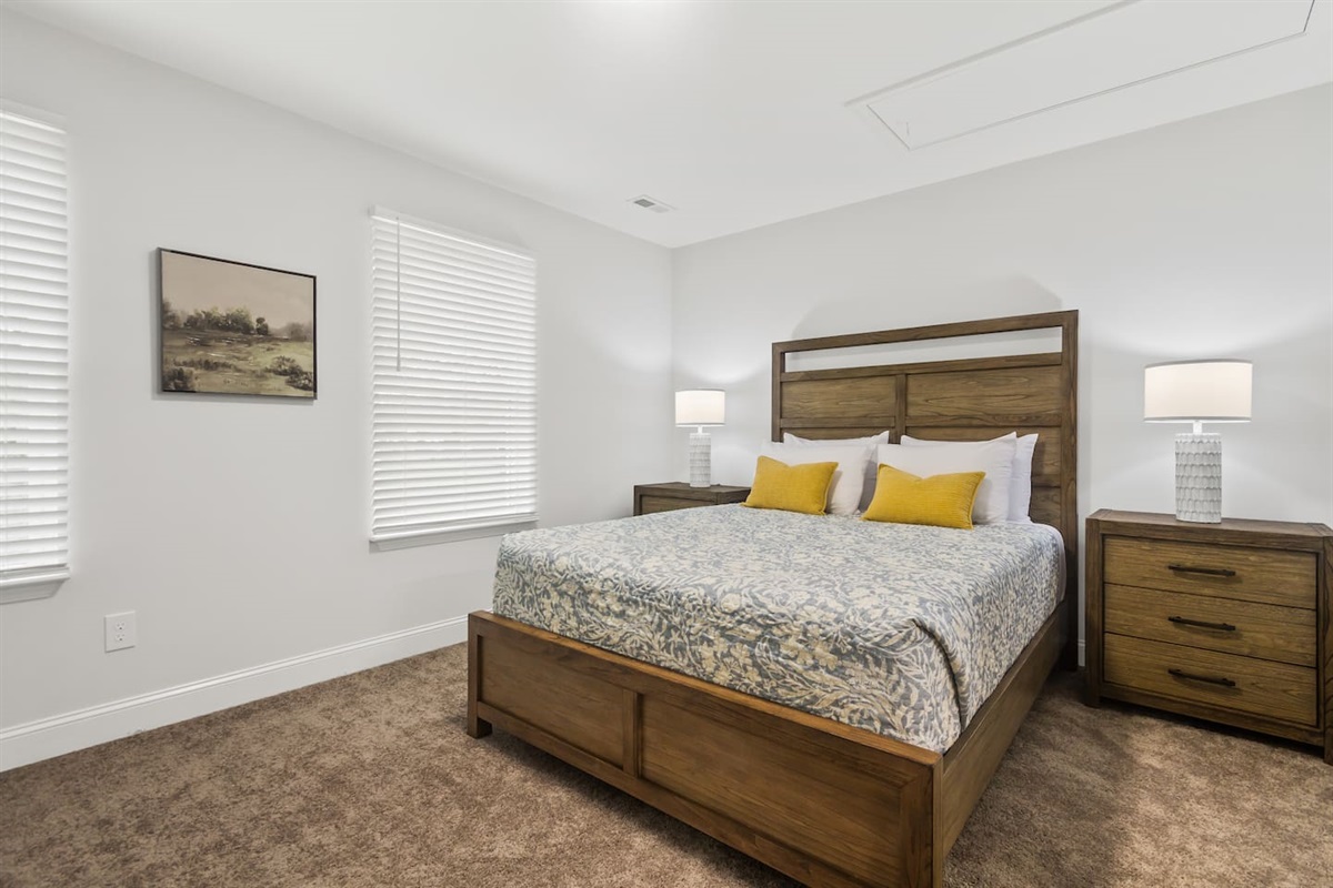 Queen bedroom - Unit B