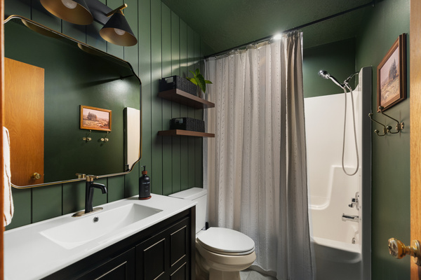 Upper level bathroom...