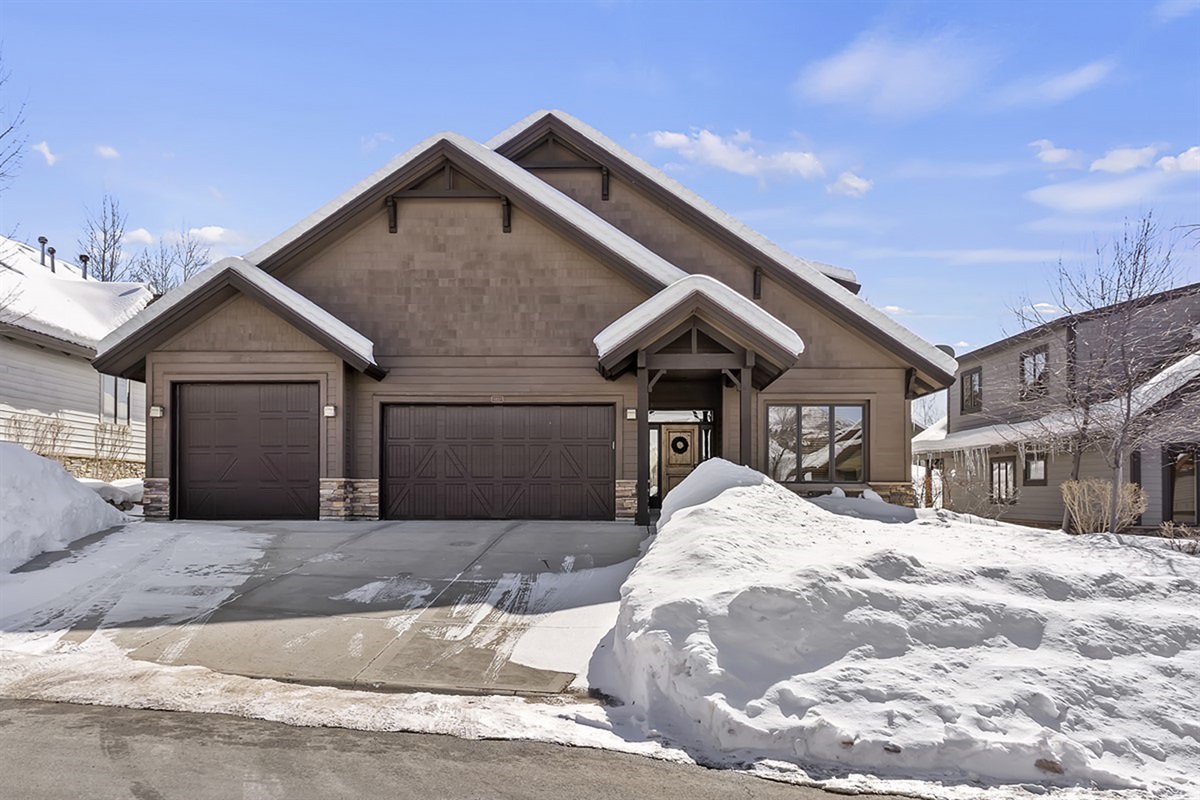 Arrive to a beautiful mountain home with a three-car garage and stunning winter curb appeal.