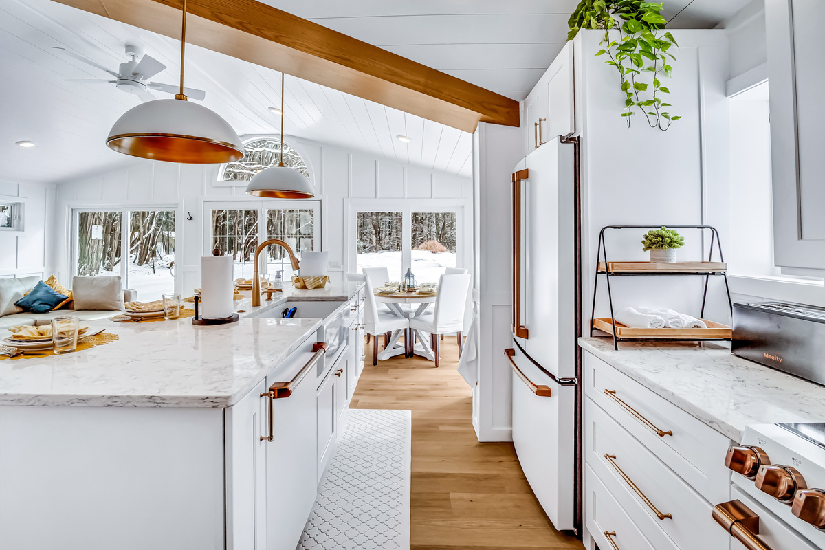 Sunrise Cottage - Kitchen large island with farmhouse sink and seating for 4