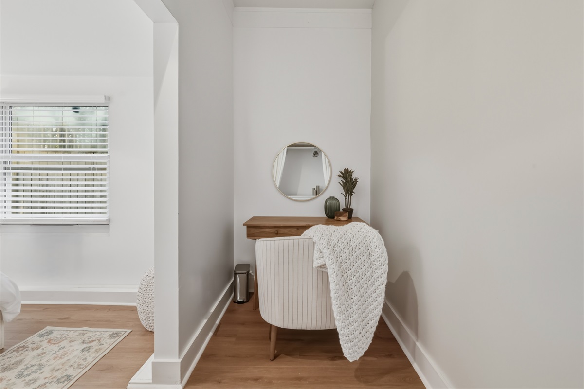 Extra getting-ready nook in private guest room