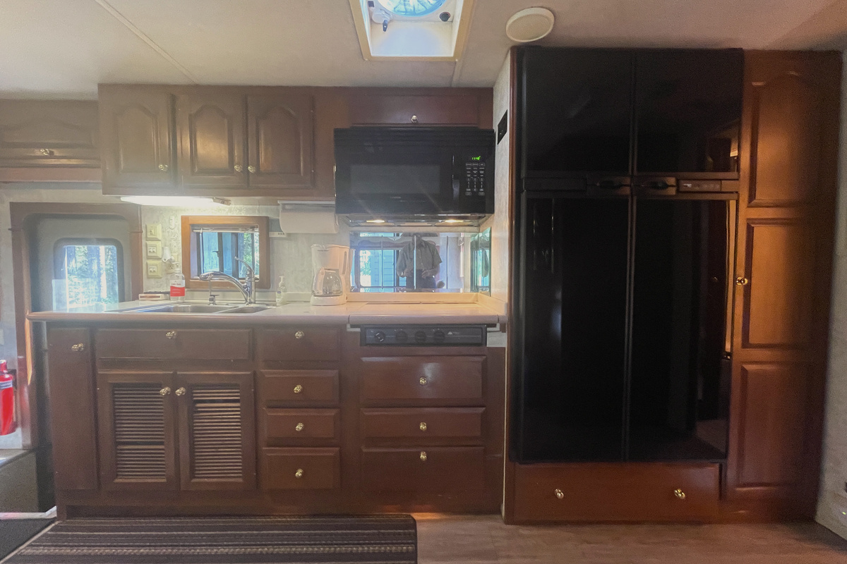 Kitchen, New Microwave Oven, New Freezer/Fridge (with Ice-maker) and Pantry