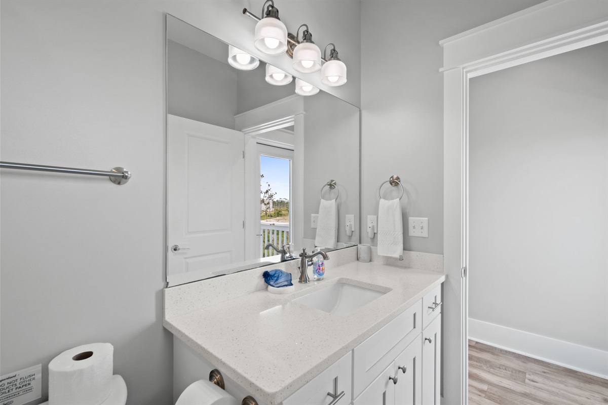 Shared 1st Floor Bathroom