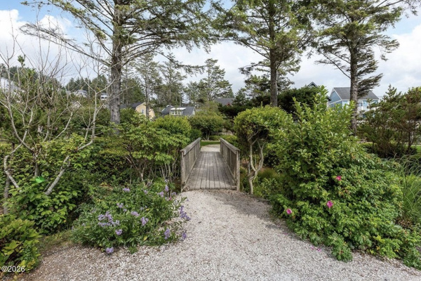 Scenic paths throughout Olivia Beach make the community perfect for relaxed strolls for all ages.