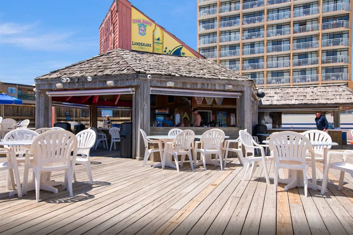 Ocean Annies - Lively beach bar by the pool serving beer and tropical cocktails.