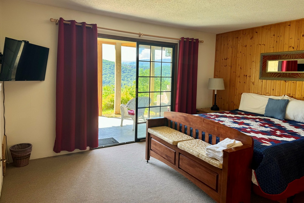 SUMMER KING BEDROOM DOWNSTAIRS VIEW