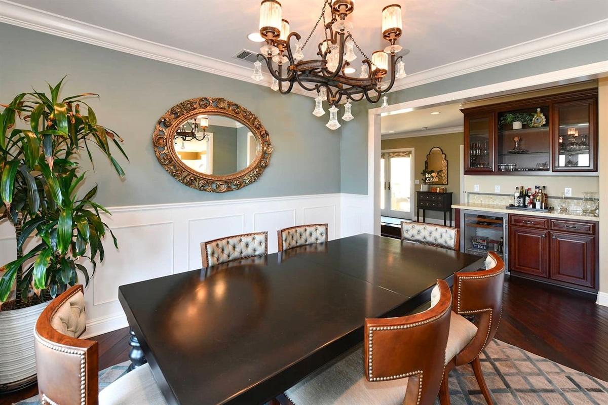 Dining room that seats 6.