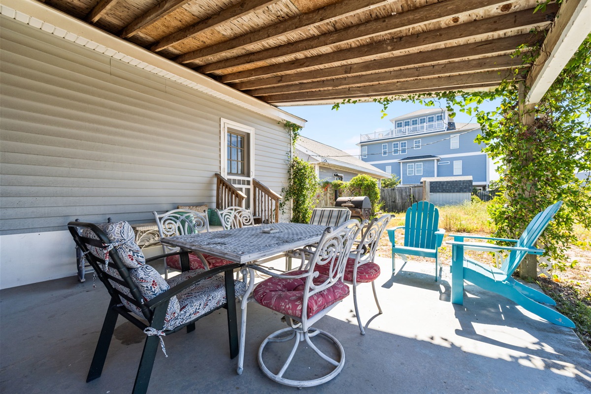 Outdoor dining area!