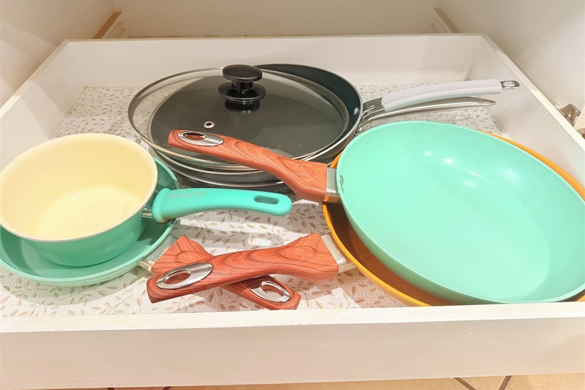 Colorful cookware and dining essentials are provided — everything you need for group meals or cozy nights in. 