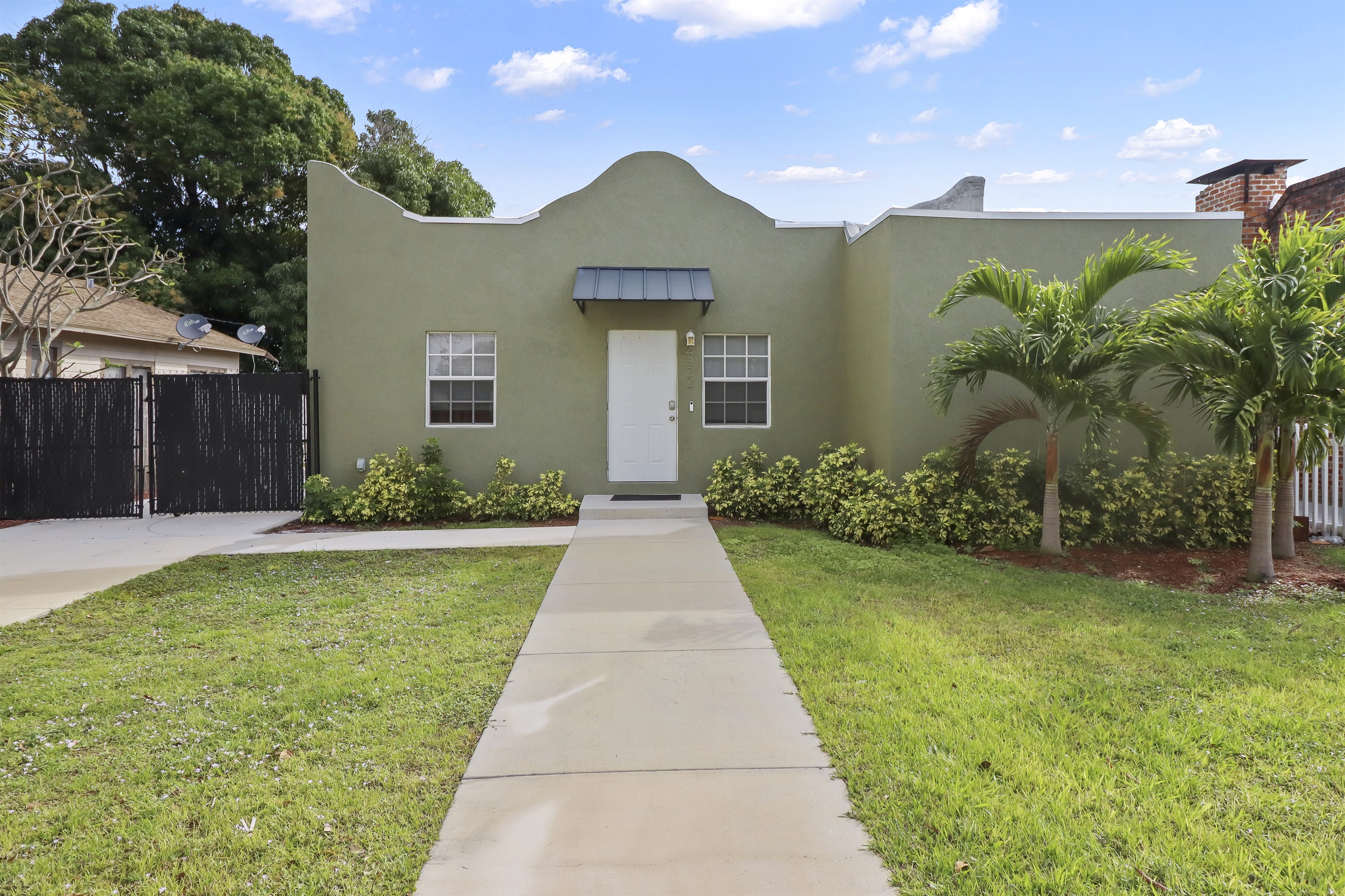 Spacious Designed House -Palm Wave Stays 3