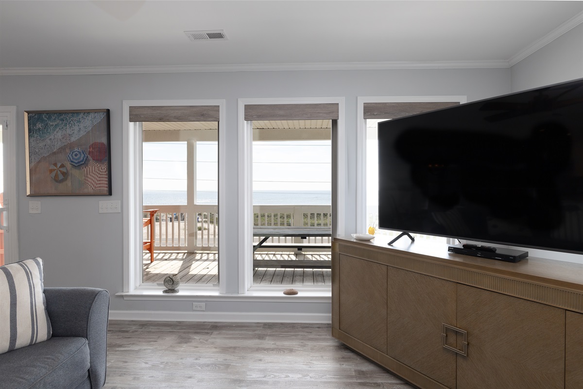 Comfortable living room with TV and a spectacular vista