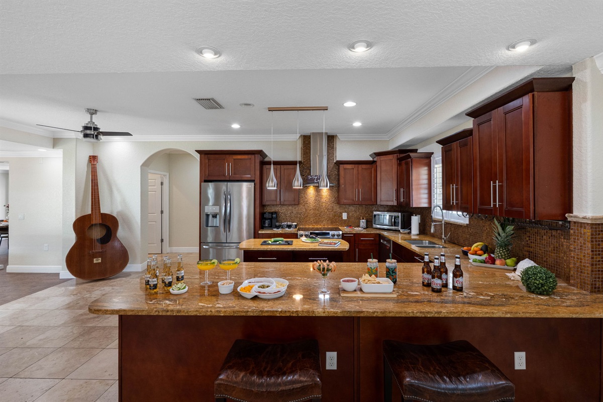 Bright, functional, and welcoming, the kitchen features a complete set of modern appliances.
