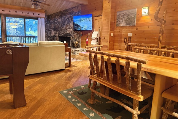 The open kitchen flows perfectly in the living area, allowing to stay connected 