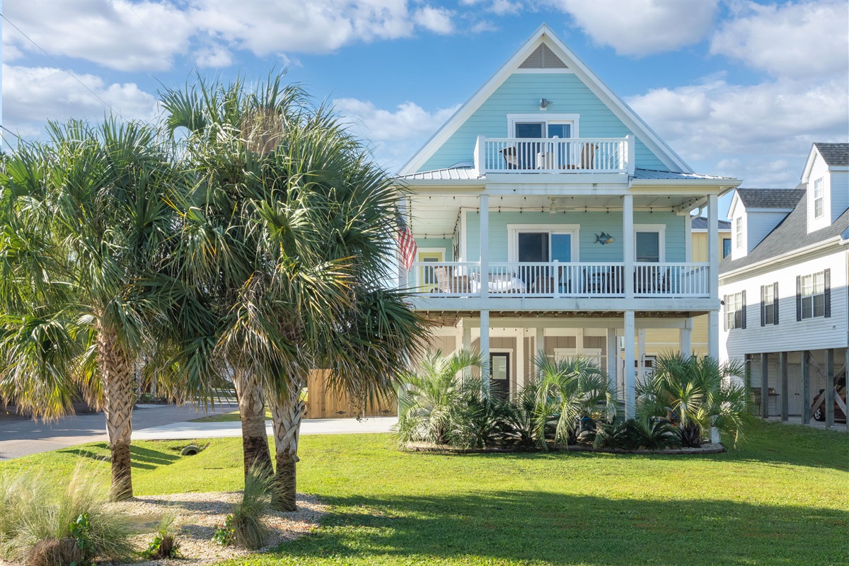 Bright, coastal, and designed for gathering — your home base at Carolina Beach.