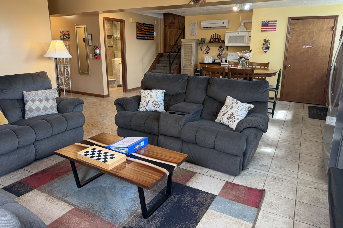 Spacious living area and eat-in kitchen