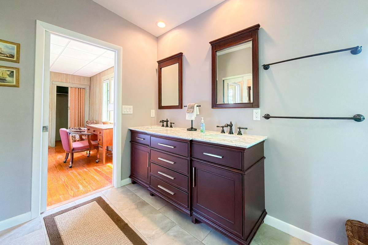 double vanity sinks in the master bathroom