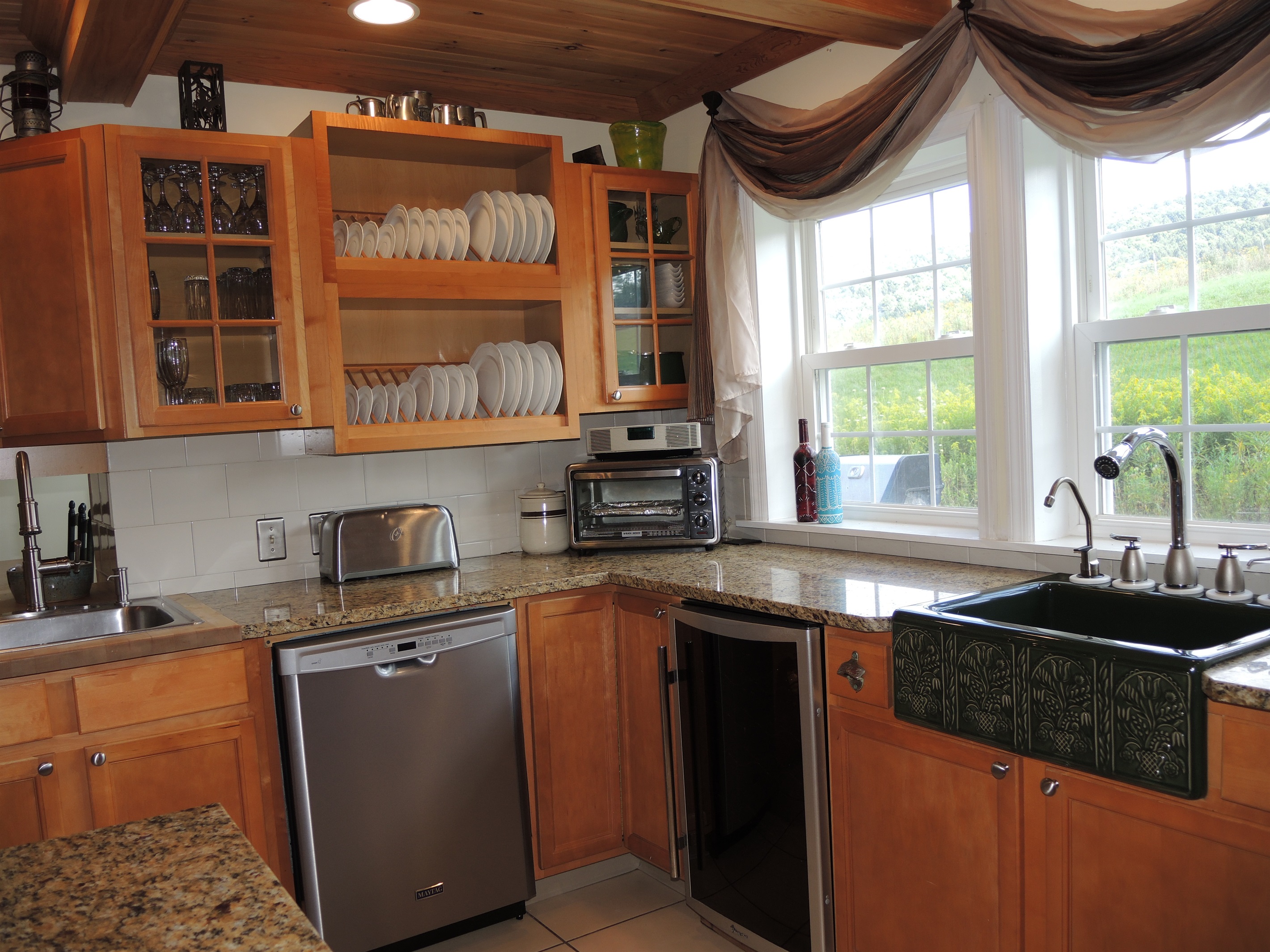 Kitchen w/ dishwasher