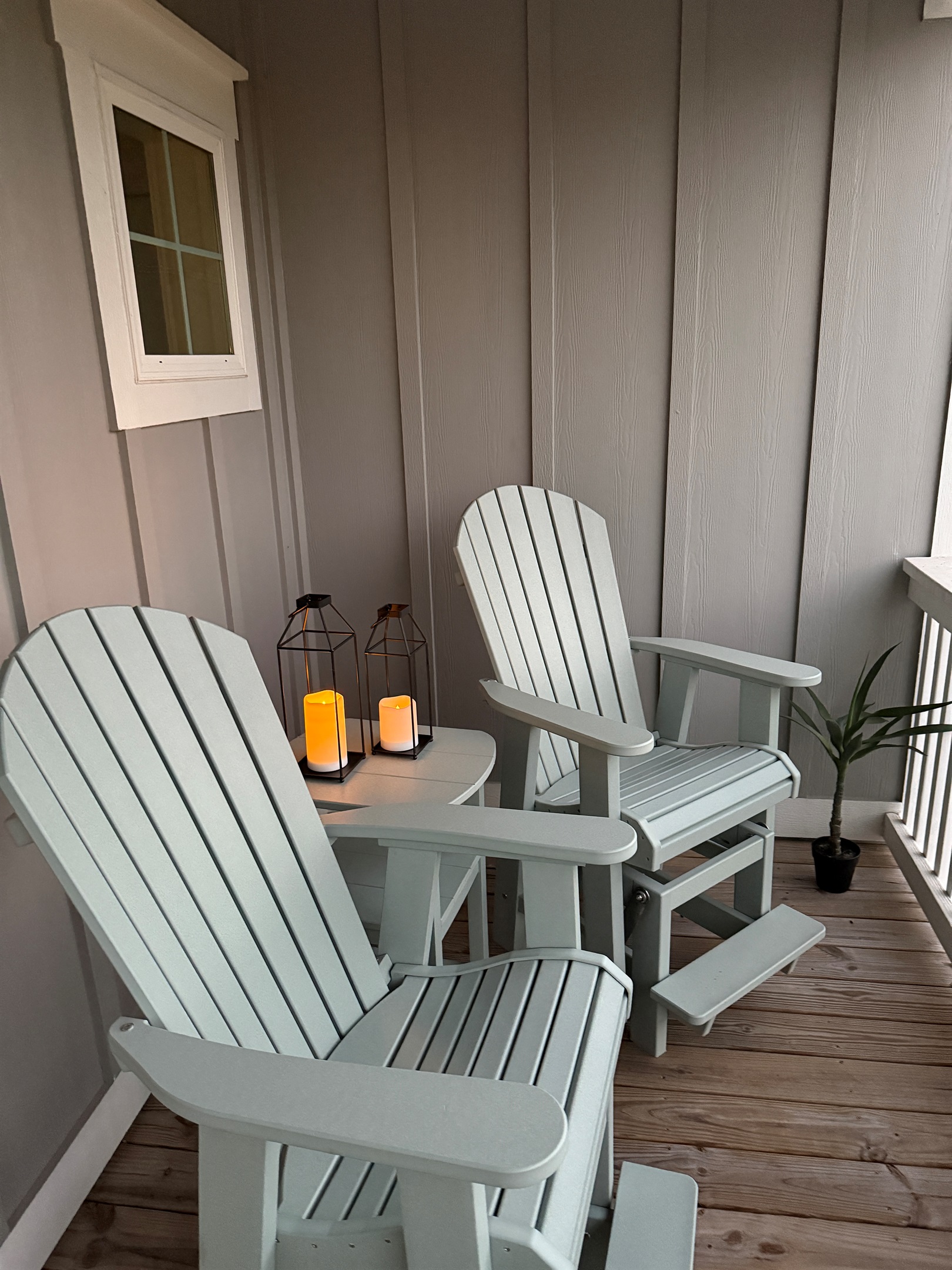 Enjoy your favorite evening beverage relaxing in the tall glider chairs on the balcony as you watch the wildlife in the wetlands behind the house.  Keep your eyes on the sky watching for the bald eagles that nest in Gulf State Park.