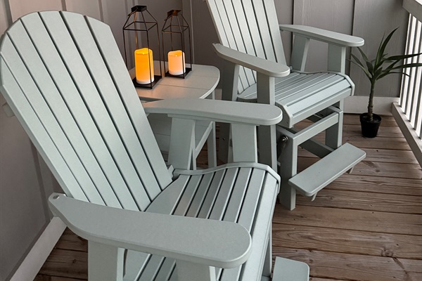 Enjoy your favorite evening beverage relaxing in the tall glider chairs on the balcony as you watch the wildlife in the wetlands behind the house.  Keep your eyes on the sky watching for the bald eagles that nest in Gulf State Park.