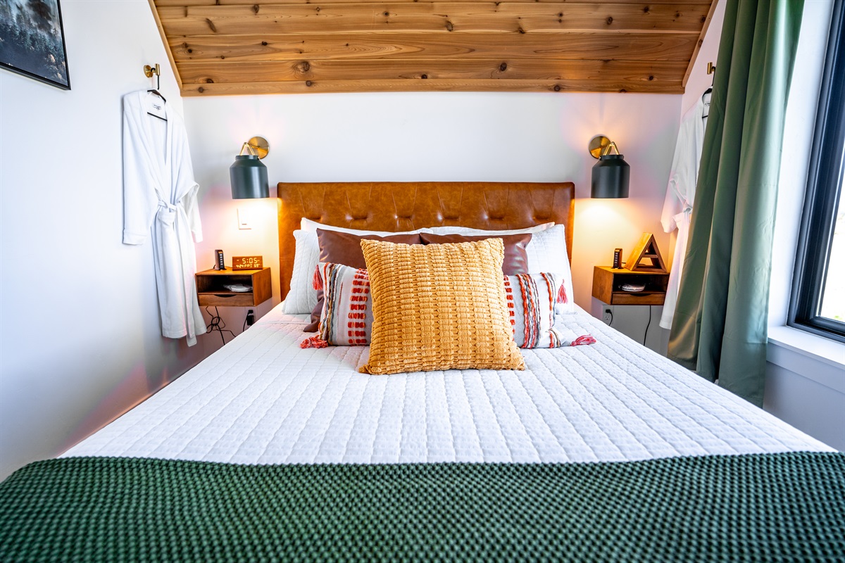 Queen Size Bed w/ Egyptian Cotton Sheets