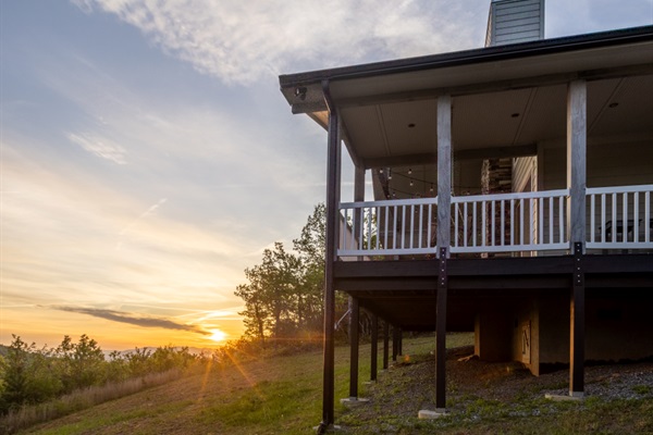 Beautiful sunrise and mountain view at Sunrise Chateauxnrise Chateaux