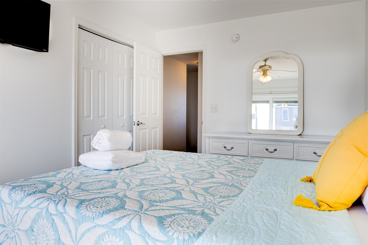 3rd Bedroom &mdash; Cozy Queen bed retreat