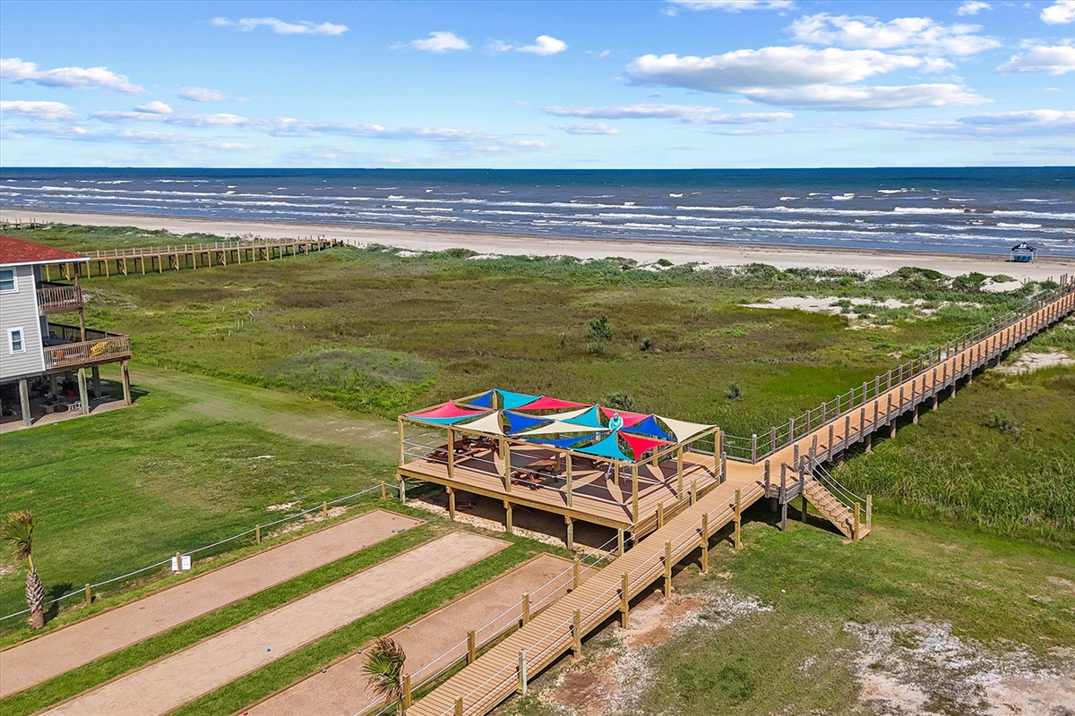 Rental includes beachclub fees, allowing access to the Seahorse Recreation Area.