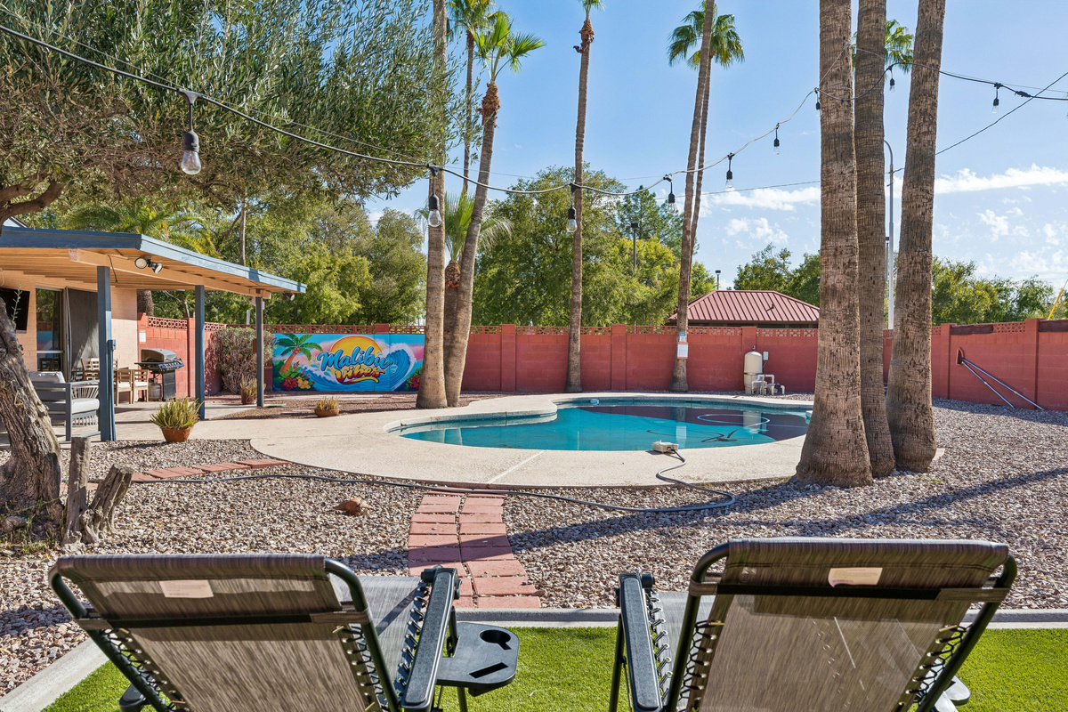 Mom and dad can eat sno cones (from the sno cone machine in the kitchen) and watch the kids swim, play on the splash pad and let the stress melt away!