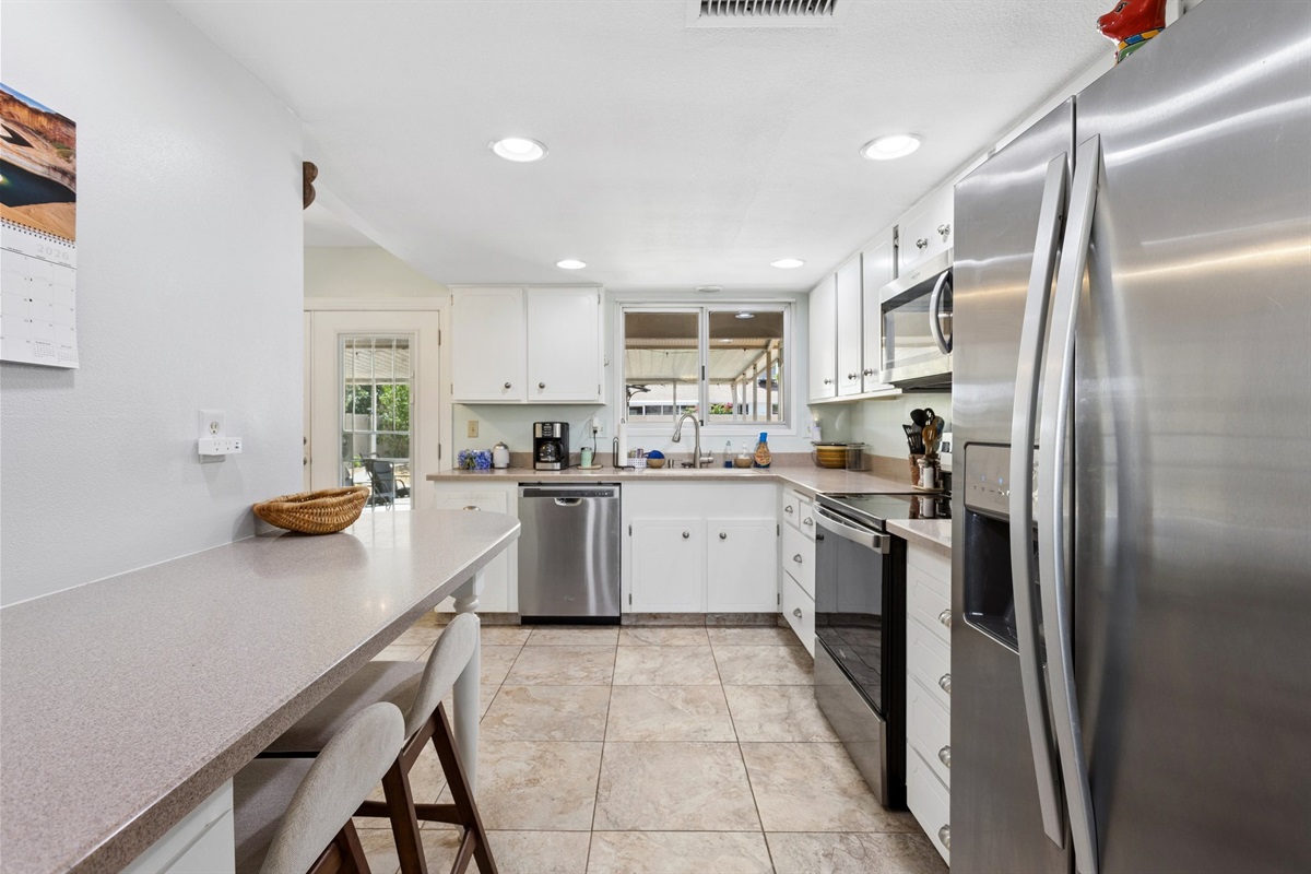Tranquil Sun City West Stay | Bright 2BR Home — Tranquil Sun City West Stay | Bright 2BR Home w/ Communal Pool, Sun City West, Arizona — photo 3