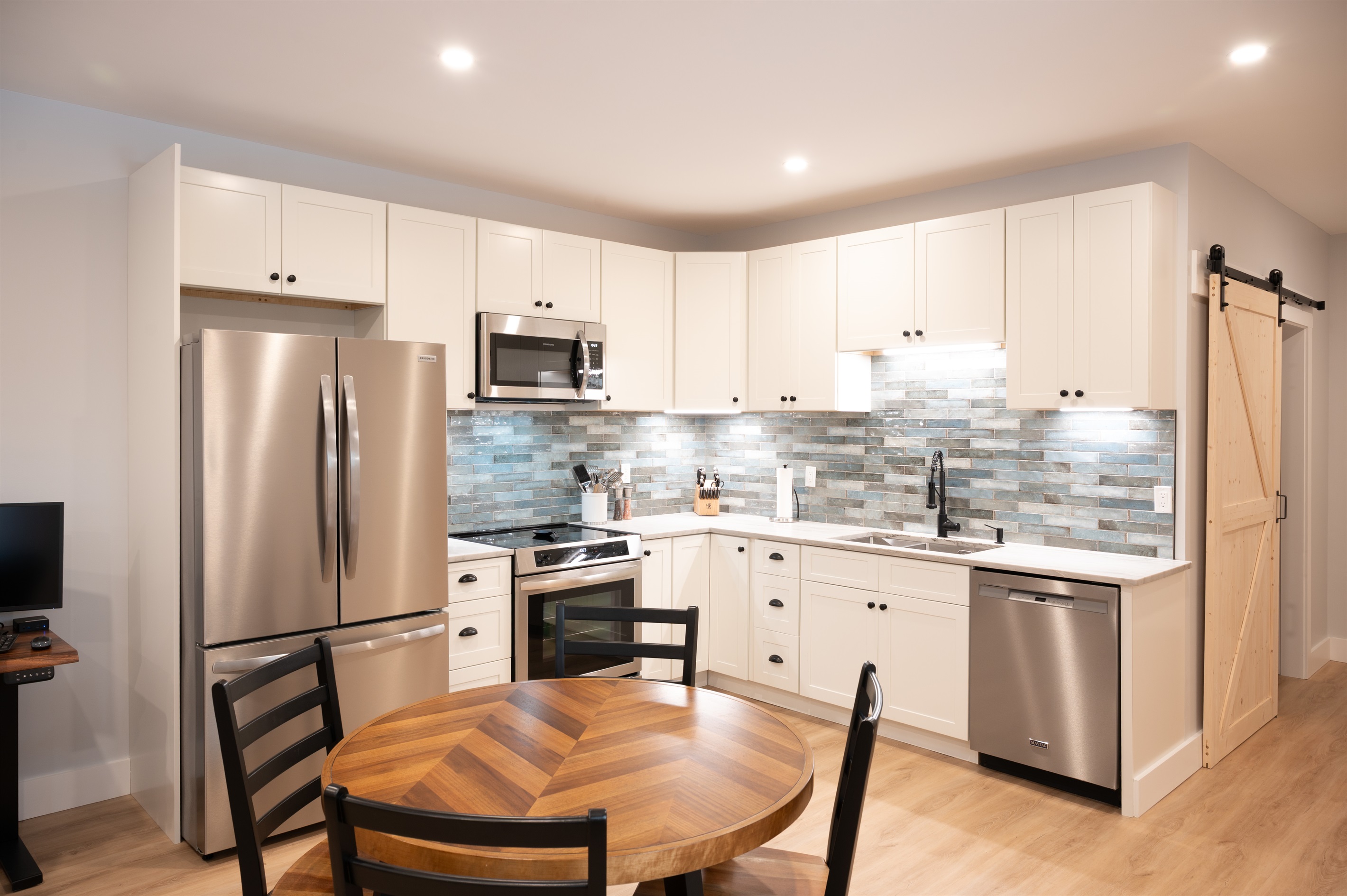 Seats 4 (extra chairs n the pantry)