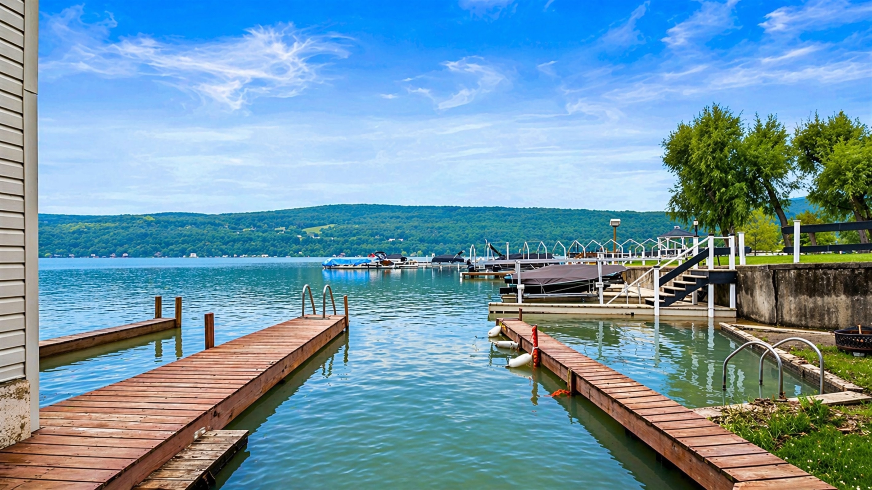 Step out onto the dock for breathtaking lake views, perfect for boating, swimming, or simply soaking in the serene atmosphere. 🌊⛵🌿