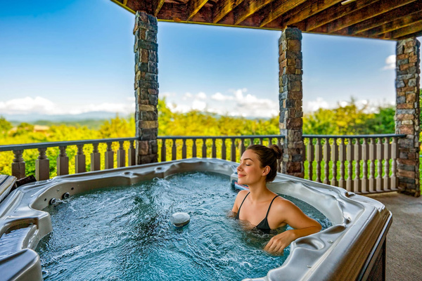 First Level Patio Hot Tub, Majestica Lodge