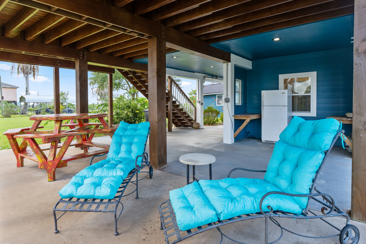 Sitting area under home