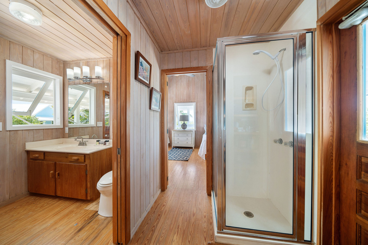 The Lodge - shared full indoor bathroom + fully enclosed outdoor shower